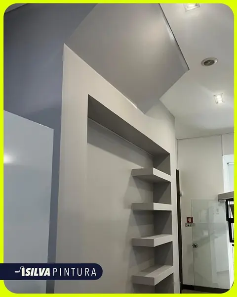 Interior de espaço comercial renovado com prateleiras lacadas