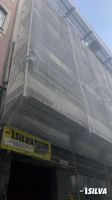 Reabilitação de fachada de edifício com andaime
