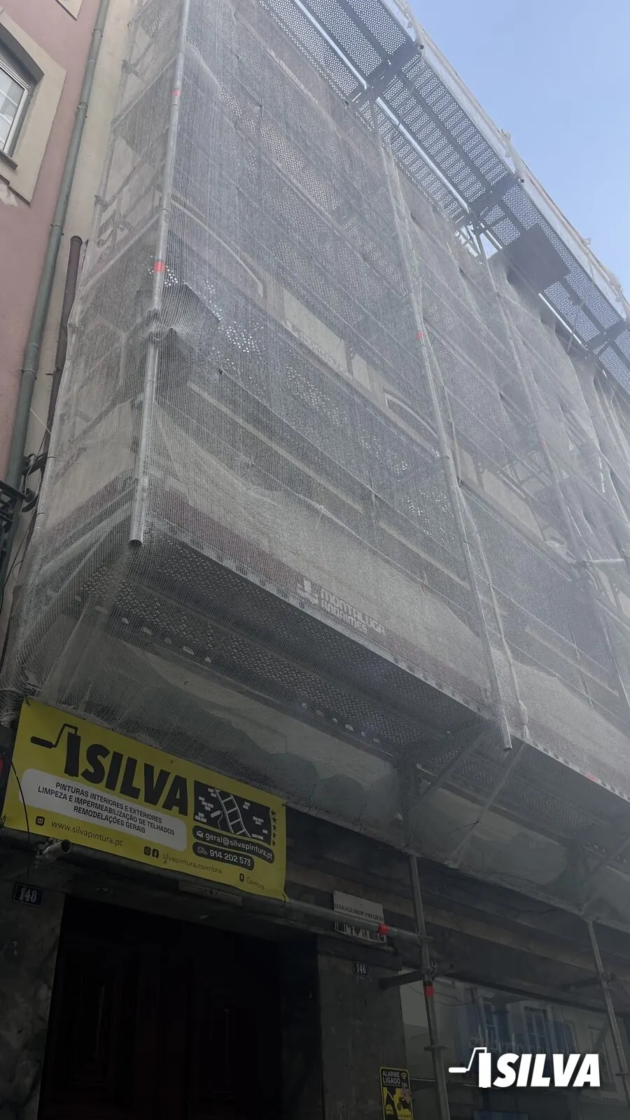 Reabilitação de fachada de prédio com andaime em Coimbra
