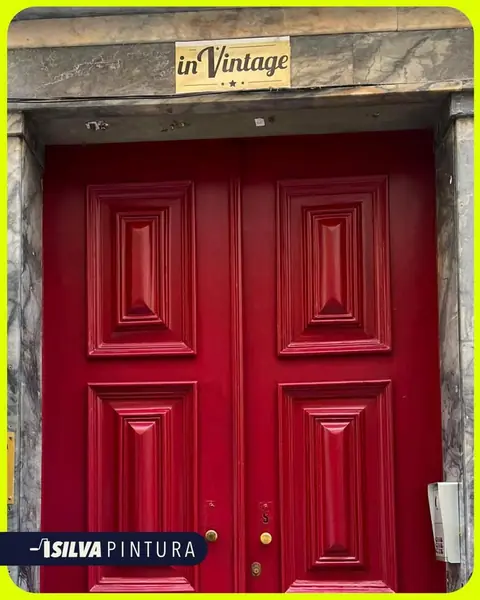 Porta clássica restaurada e lacada de vermelho em espaço comercial